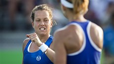 eské tenistky Barbora Strýcová (vlevo) a Lucie afáová pi olympijském utkání...