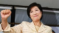 Nová tokijská guvernérka Juriko Koikeová slaví se svými píznivci (31. ervence...