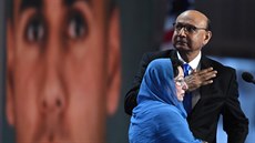 Ghazala a Khizr Khanovi na konventu Demokratické strany ve Filadelfii, v pozadí...
