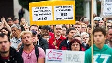 Nkolik set lidí protestovalo proti prodeji ásti praského sídlit Písnice...