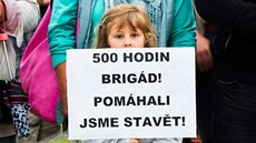 Nkolik set lidí protestovalo proti prodeji ásti praského sídlit Písnice...