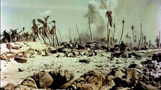 Snímek z 23. listopadu 1943, kdy Ameriané houevnaté Japonce pemohli.
