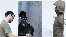 Výtvarník Adam Krhánek modeluje sochy v poítai, pak je tiskne na 3D...