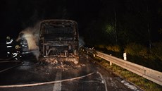 Na dálnici D10 nedaleko Mnichova Hradiště shořel kvůli závadě na motoru...