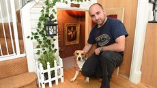 Tom Wadsworth je p�esv�d�en, �e jeho fenka Jessie je ve své stylové "boudi�ce"...
