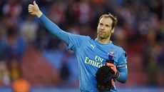 Petr �ech zdraví fanou�ky po vít�zném utkání nad Manchesterem City.