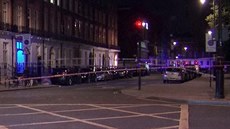 Londýnská policie místo, kde mladík zaútoil noem na kolemjdoucí, uzavela.