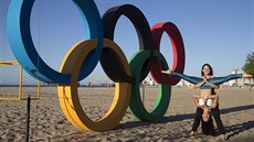 VÍTEJTE V RIU. Olympijské kruhy na plá�i Copacabana.