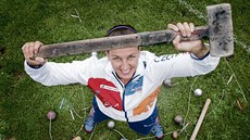 KLADIVÁ�KA S KLADIVEM. Vtipnou fotografii po�ídili usm�vavé olympioni�ce...