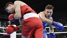 Italský boxer  Carmine Tommasone (vpravo) v olympijském Riu úspěšně bojuje s...