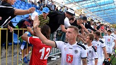 Hrade�tí fotbalisté d�kují fanou�k�m, kte�í se p�ijeli podpo�it do Mladé...