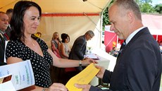 Starosta Konstantinových Lázní Karel Týzl p�ebírá Zlatou stuhu pro krajskou...