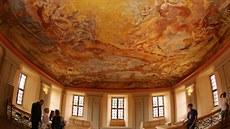 Interiér klátera v Chotov. Na snímku opravená freska. (6. srpna 2016)