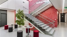 Výrobní areál - foyer v 1. pat�e administrativní budovy