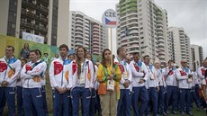 etí sportovci ped slavnostním vyvením státní vlajky v olympijské vesnici.