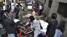 Okamiky po pumovém útoku v Pákistánu. (8. 8. 2016)