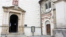 Dveře do románské budovy kapituly u dómu svatého Václava (vpravo), kde byl 4....