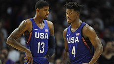 Amerití basketbalisté Paul George (vlevo) a Jimmy Butler se domlouvají v...