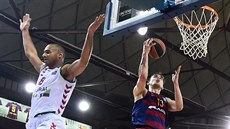 Ádám Hanga (vlevo) v dresu Laboral Kutxa Vitoria prohrál vzdu�ný souboj s...