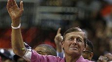 Basketbalový reportér Craig Sager zdraví houstonské diváky bhem pípravného...