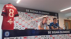 Václav Jílek (vlevo) hovoří na tiskové konferenci Sigmy Olomouc.