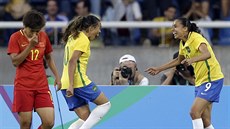 Andressa Alvesová (vpravo) a Marta se radují z brazilského gólu proti ín.