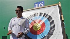Korejský lukostřelec Kim U-čin ještě před oficiálním zahájením olympijských her...