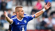 Olomoucký fotbalista Jakub Plšek se raduje z gólu.