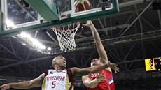 Srbský k�ídelník Bogdan Bogdanovi� zakon�uje p�es Gregoryho Vargase z Venezuely.