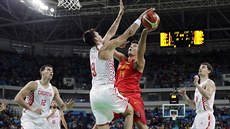 Chorvatský basketbalista Dario ari (v bílém) tentokrát pi bloku na Willyho...