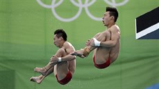 Lin Jüe (vlevo) a �chen Aj-sen z �íny p�i synchronizovaných skocích z...