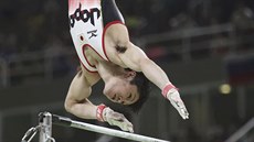 Japonský gymnasta Kohei Učimura během cvičení na hrazdě