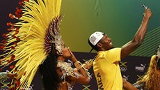 Usain Bolt se fotí s tanenicí samby.
