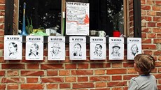 Portréty básník jsou ve westernovém stylu.