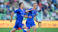 SLÁVISTICKÁ RADOST. Josef Hu�bauer (vlevo) slaví gól proti Riu Ave, s gratulací...