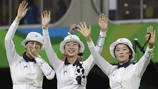 Korejské lukostřelkyně slaví zlato v soutěži družstev.