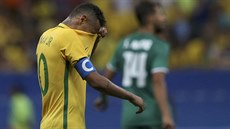 A SAKRA. Neymar skrývá tvář po remíze Brazílie proti Iráku.