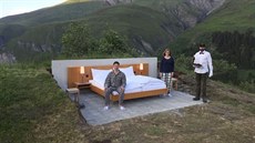 Postel s �elem je kompletn� povle�ena, pol�tá�e nat�esené a p�ikrývky vyv�trané.