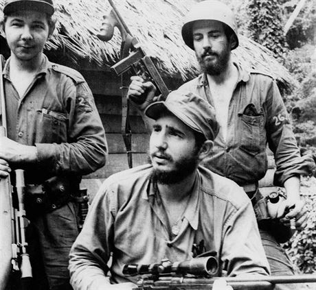 Fidel Castro jako mlad revolucion (uprosted) v doprovodu svho bratra Rala...