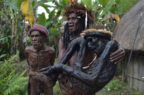 Eli Mabel, náelník papuánského kmene Dani, s mumií svého dávného pedka Agata...