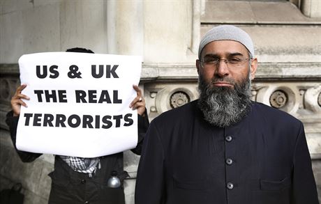 Radikální islámský duchovní Anjem Choudary vyzýval k podpoe Islámského státu. Ve Velké Británii ho odsoudili na pt a pl roku do vzení.
