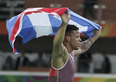 Kubánský zápasník Ismael Borrero Molina slaví olympijské zlato.