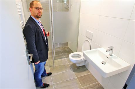 Luká Holý, technický editel nemocnice, ukazuje sanitární zaízení v objektu...