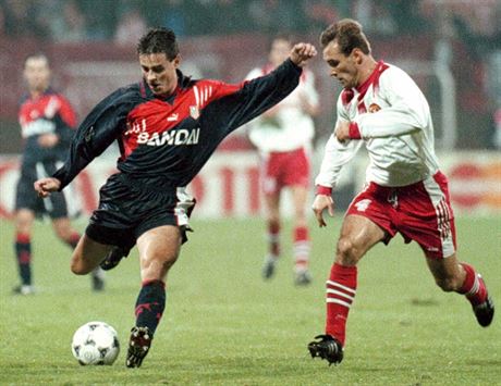 PED DVACETI LETY. Fotbalisté Widzewu Lod (v bílém) se v sezon 1996-97 jako...