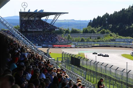 Momentka ze závod na slavném Nürburgringu - ilustraní foto. 