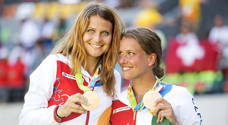 Bronzové tenistky Lucie afáová (vlevo) a Barbora Strýcová pi medailovém...