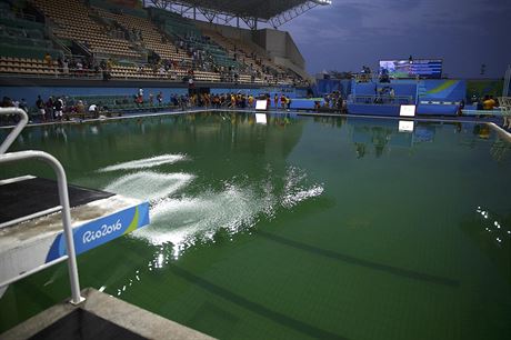 Zelená voda v bazénu pro skokany do vody zaujala diváky stejn jako sportovní...