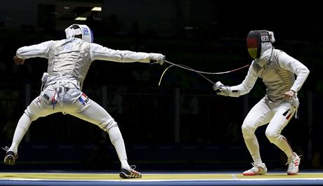 Enzo Lefort (vlevo) ermuje na olympiád s mobilem v zadní kapse kalhot