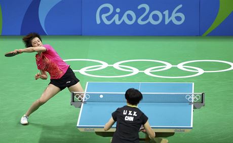 Ting Ning (elem) a Li Siao-sia ve finále olympijského turnaje stolních...