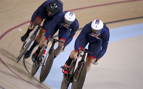 Brittí cyklisté si jedou pro zlatou olympijskou medaili v týmovém sprintu.